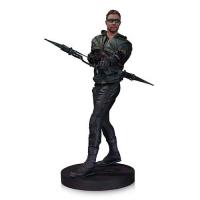 Oliver Queen Stephen Amell Statue vychází v březnu 2016